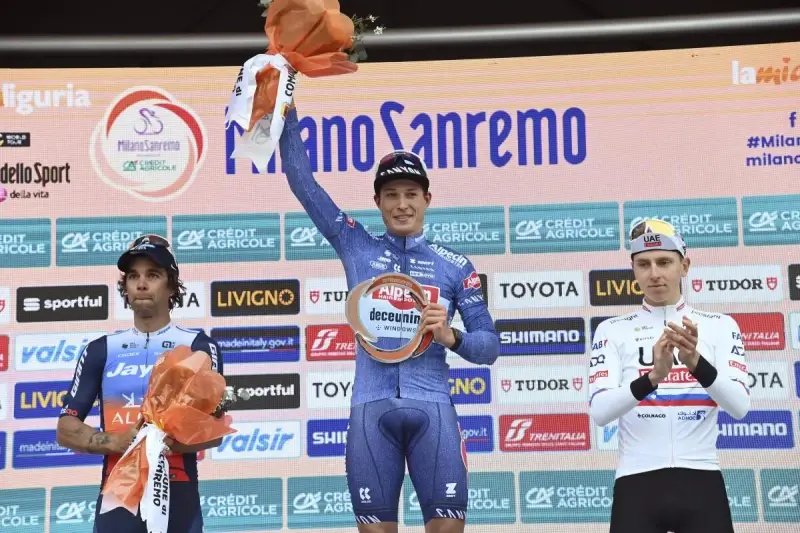 Jasper Philipsen wint Milaan-Sanremo na monumentale sprint
