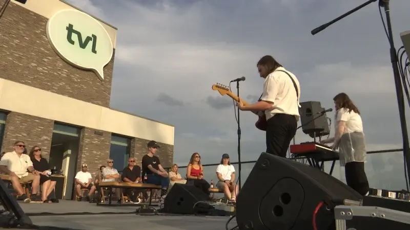Herbeleef hier het concert van Lo-Lee-Ta op dak van TV Limburg