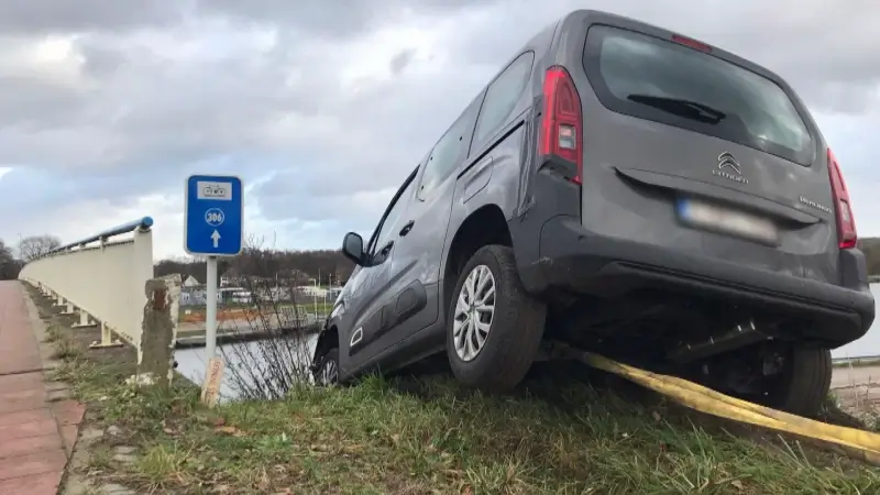Wagen gaat van de baan en belandt net niet in het kanaal in Lummen
