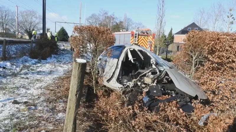 Automobilisten overleven aanrijding met goederentrein in Hasselt