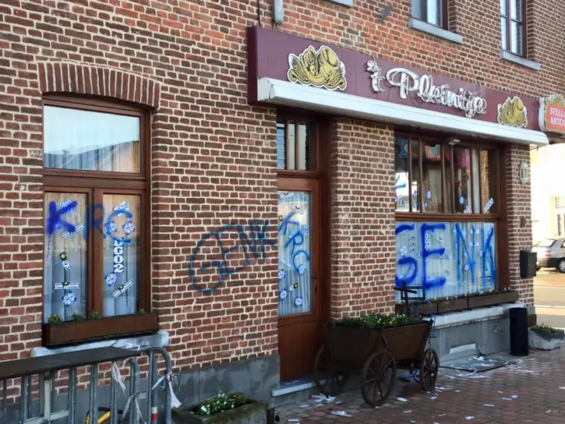 Café in Borgloon beklad met anti-Standard leuzen