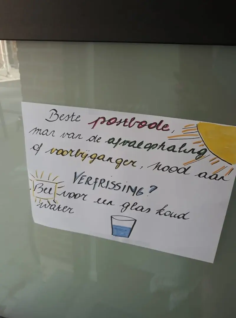 Mensen nodigen postbode en vuilnisophaler uit voor een fris drankje