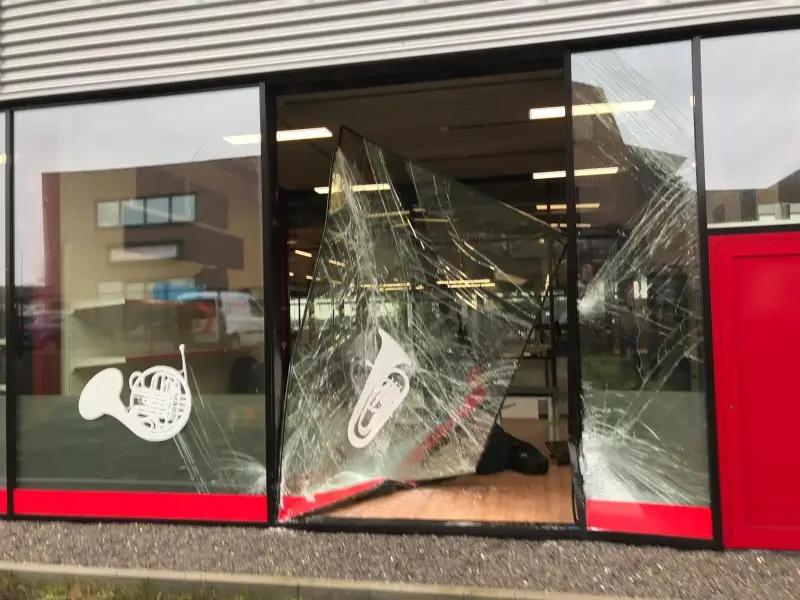 Dieven plegen ramkraak in Lummense muziekwinkel