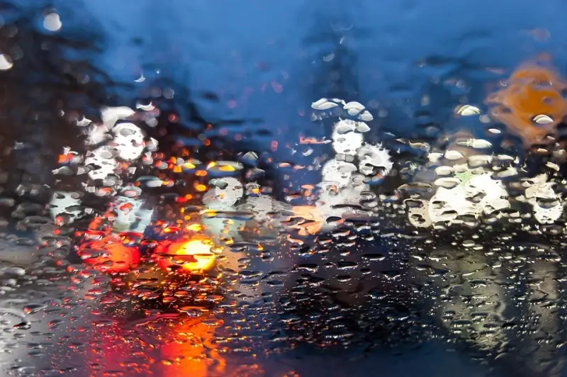 Hevige regen en onweders zetten straten in Limburg blank