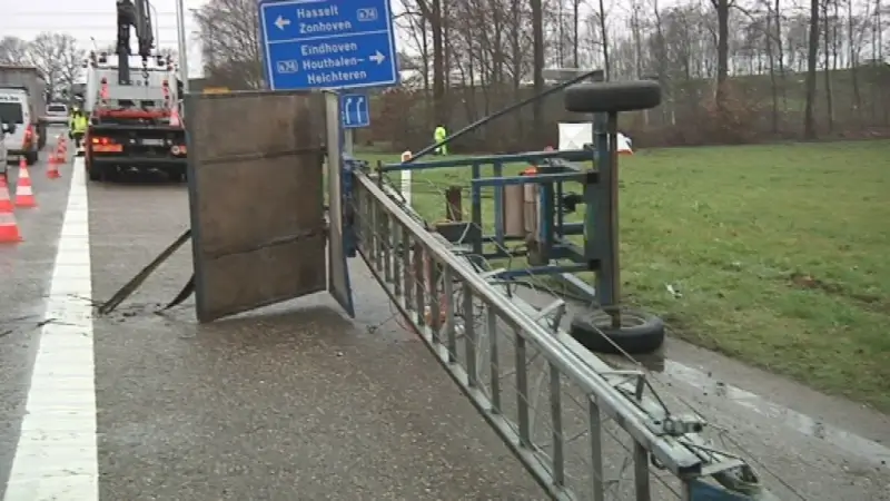 Vrouw komt om het leven na frontale botsing met bouwlift