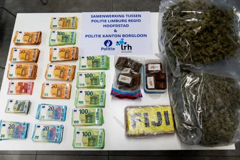 Drugs, wapens en flessen lachgas ontdekt bij huiszoekingen in drugsonderzoek  Alken