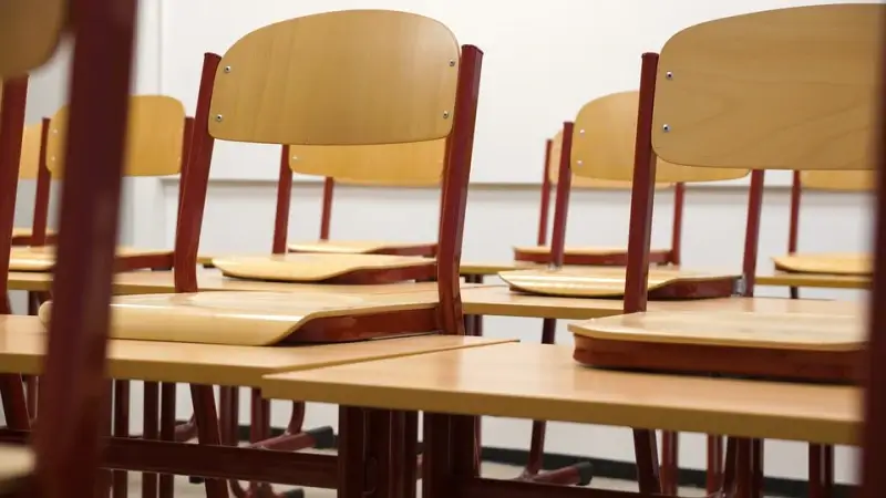 Stagiair randt 6-jarig meisje aan in schooltoiletten