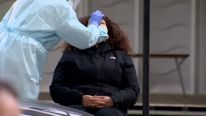 Vooral werkende volwassenen die niet telewerken lopen momenteel een coronabesmetting op