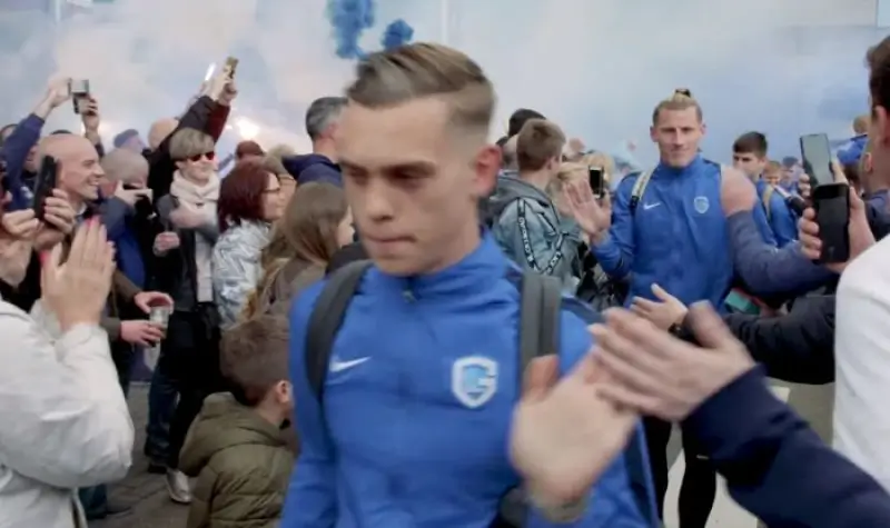 Supporters zwaaien spelers uit voor titelmatch