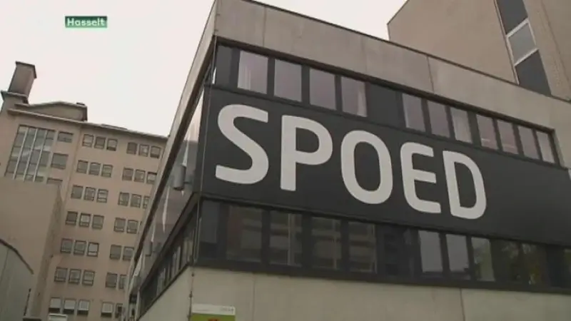 Man slaat barsten in voorruit ambulance in Hasselt