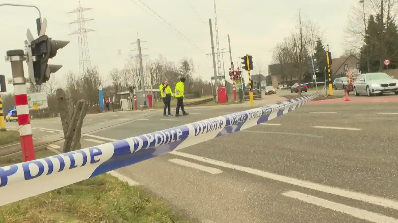 Politie op zoek naar tractor die bovenleiding spooroverweg Zonhoven vernielde en de vlucht nam