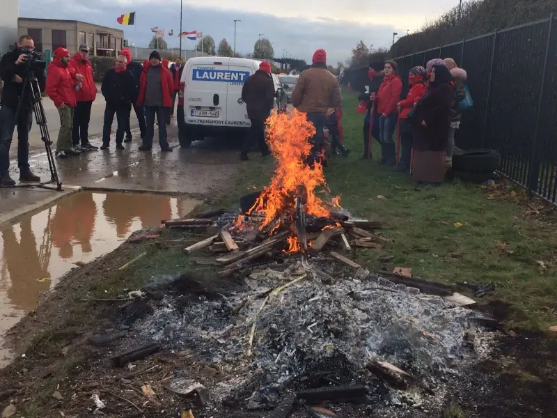 Medewerkers Plukon houden protestactie aan poort