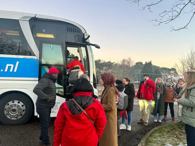 Ambtenaren verzamelen in Lummen om te gaan betogen tegen de afbouw van hun pensioen