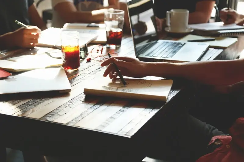 Steeds meer langgeschoolde jongeren vinden job in eigen provincie