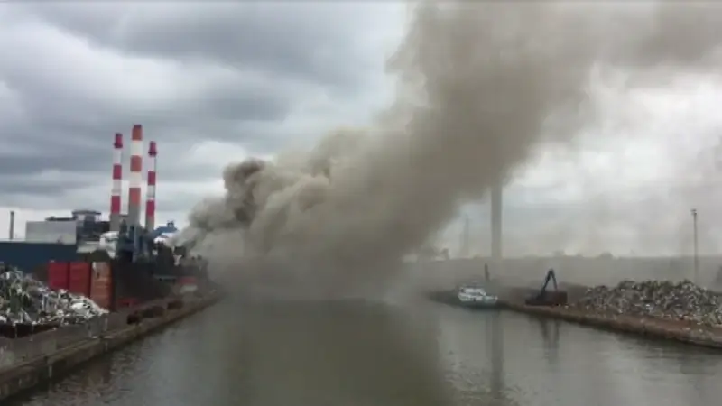 Burgemeester Dries over brand in Stelimet: "Dit kan zo niet meer"