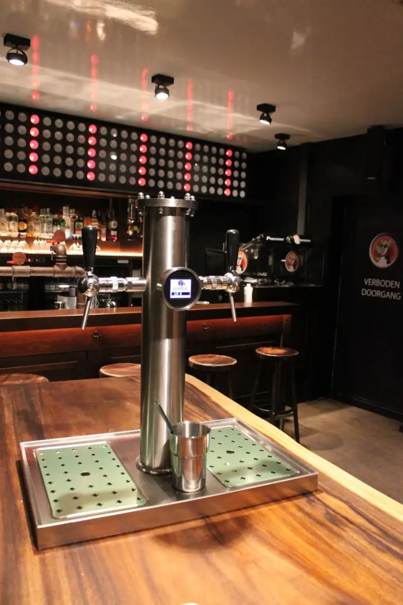 In café de Koestal mag je zelf pintjes tappen