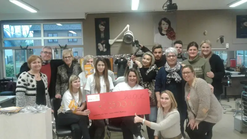 Leerlingen Atheneum Leopoldsburg zamelen € 2.500 in met knipmarathon