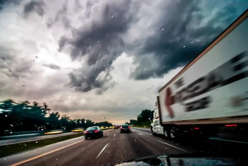 Slimme camera's tegen truckers die inhalen bij regenweer