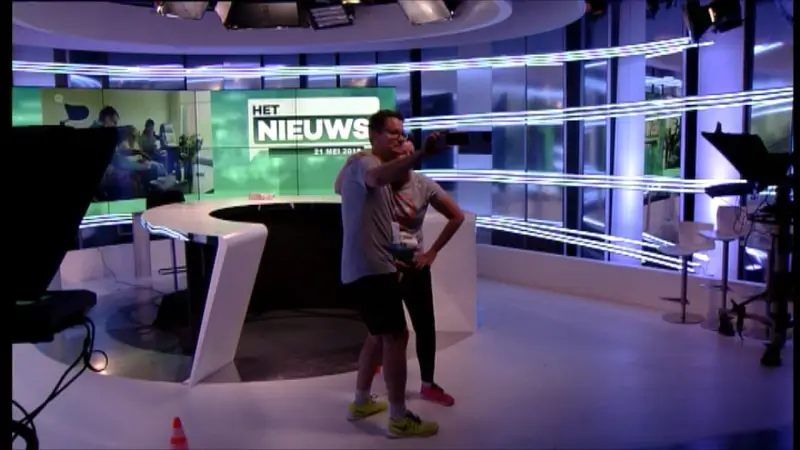 LIVE: Deelnemers Urban Trail lopen door gloednieuwe TVL-studio