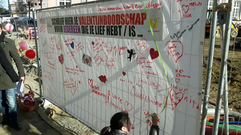 Schrijf je Valentijnswensen op deze muur in Sint-Truiden