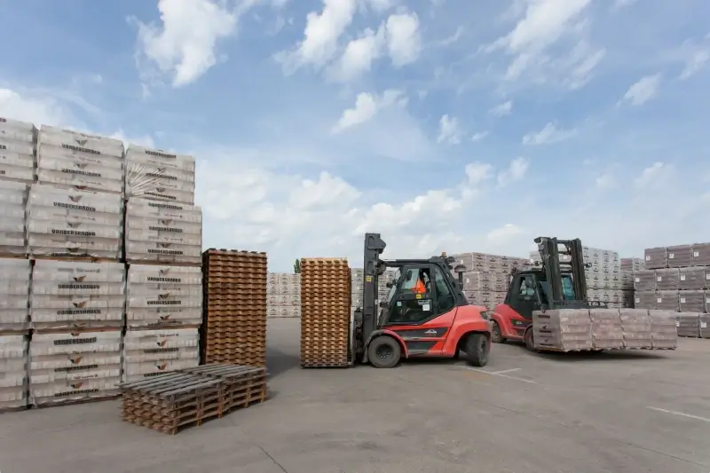 Bilzerse baksteenproducent haalt houten pallets op wegwerp tegen te gaan