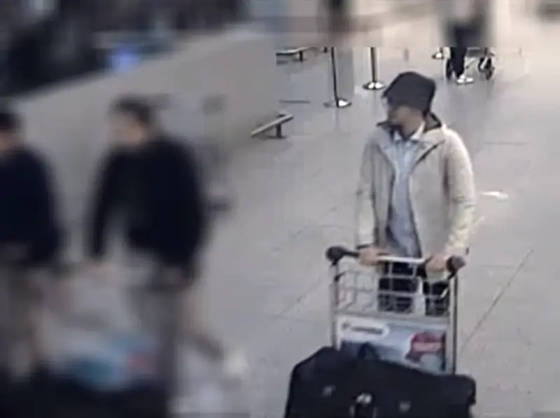 Politie verspreidt video van derde verdachte Zaventem