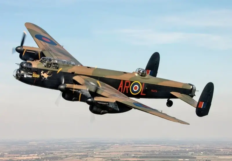 Unieke Avro Lancaster maakt overvlucht boven Aeroclub Sanicole in Hechtel-Eksel