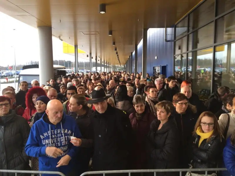 Lange wachtrij voor opening Ikea Hasselt