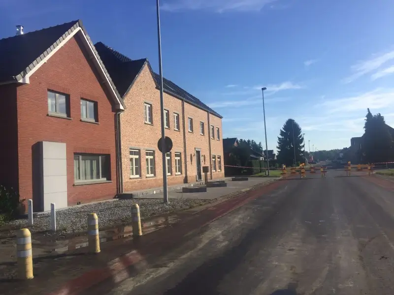 Waterlek zet buurt zonder water in Beringen