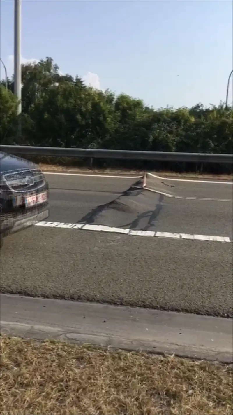 Wegdek E313 omhoog gekomen door hitte