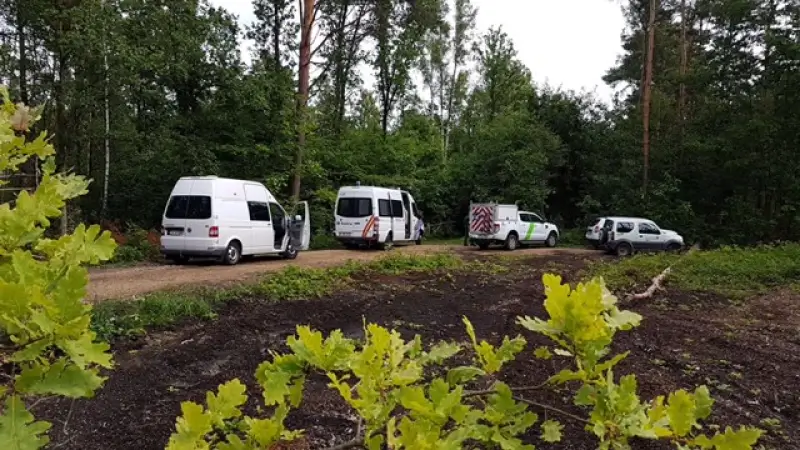 Politie en Cel Vermiste Personen zoeken naar vermiste Ronald Vandereycken in bos Lanaken