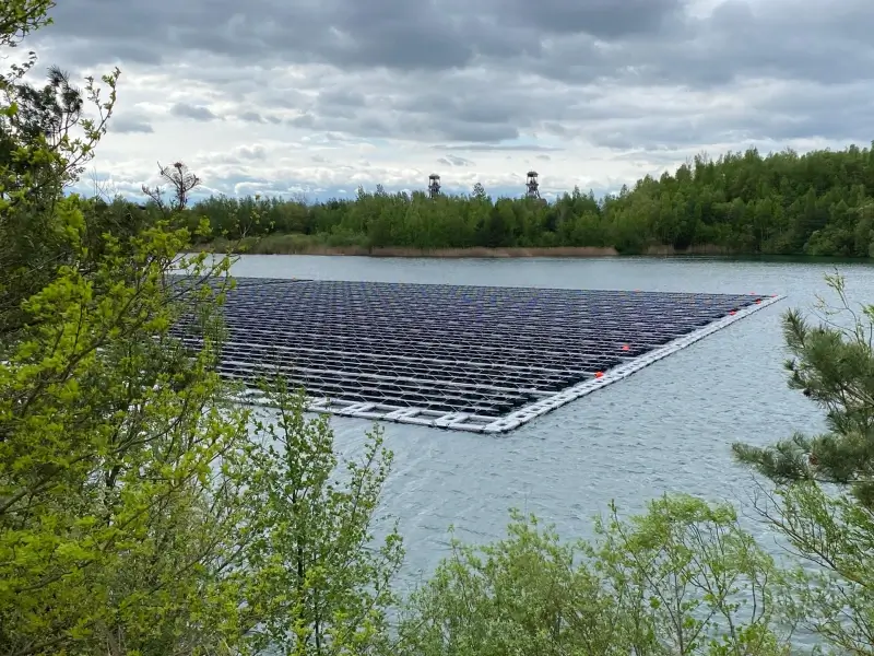 Zonnepanelen op het water voorzien het Terhills Resort van groene stroom