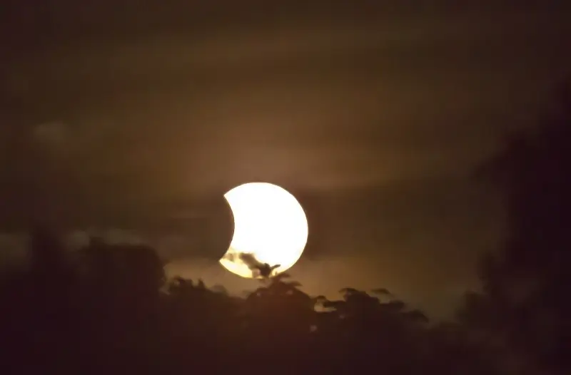 Morgen kan je een gedeeltelijke zonsverduistering zien