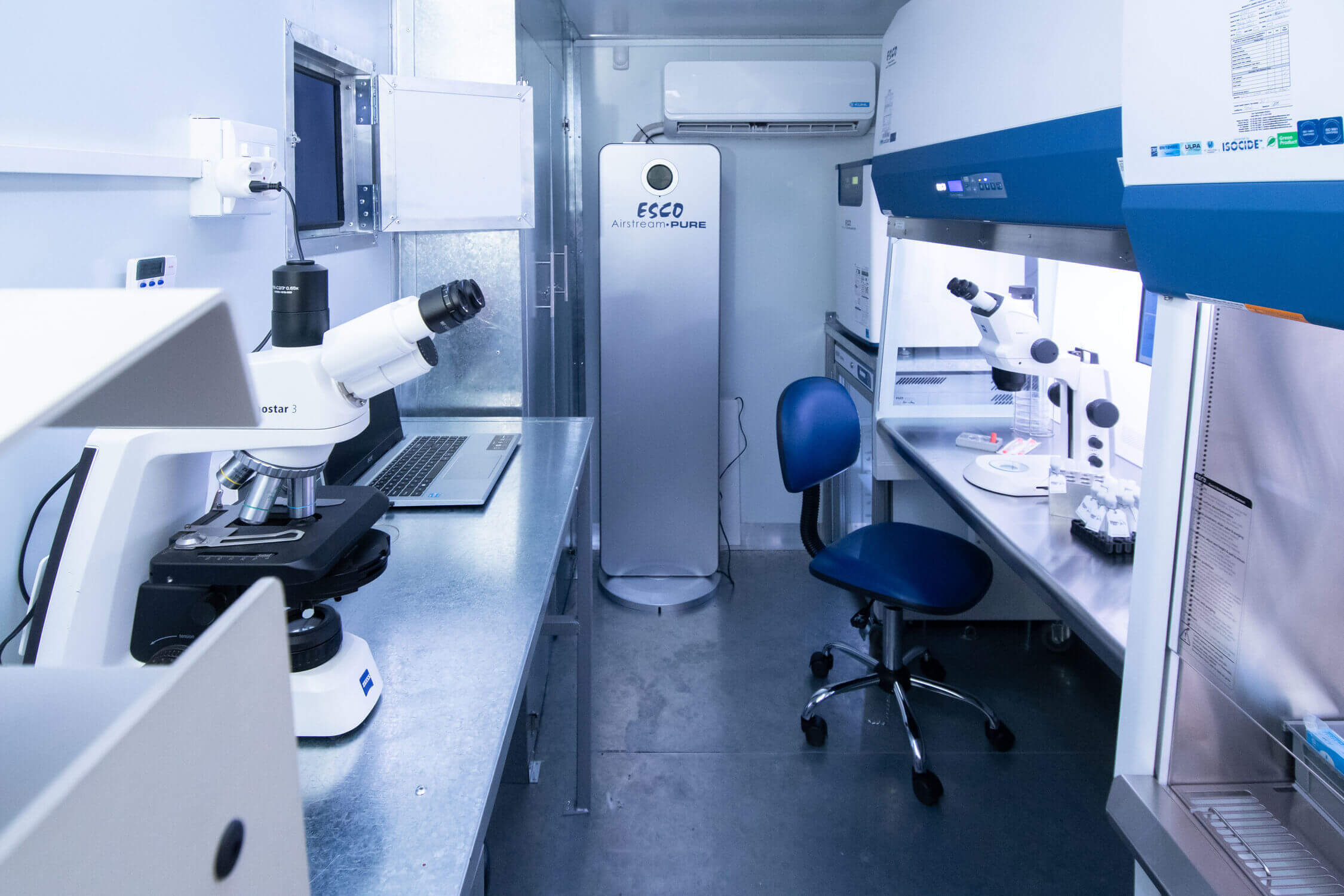 <i>Binnenkant van het mobiele IVF-laboratorium.</i>