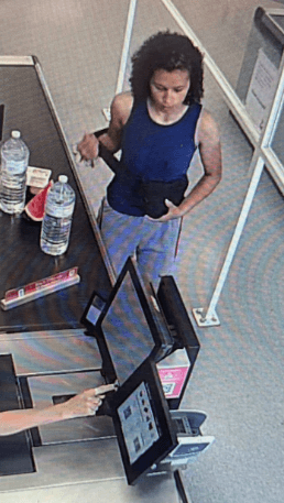 <i>Op camerabeelden is te zien hoe Djennaley eten en drinken koopt.</i>