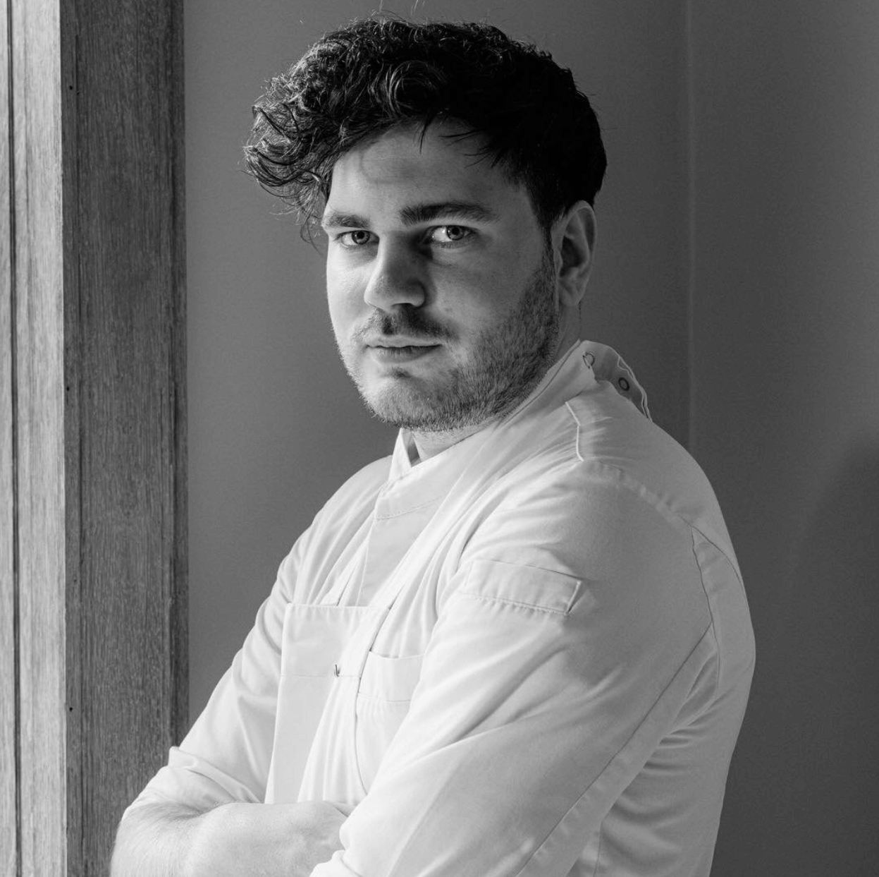 Jong Keukengeweld-chef Warren Vandevelde staat in de keuken van het historisch pand in De Stadt van Luijck.