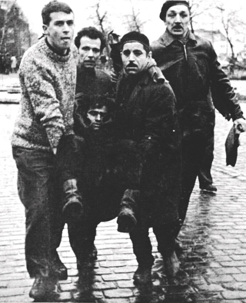 Val&egrave;re Sclep wordt zwaargewond weggebracht. Hij bezwijkt aan zijn verwondingen.