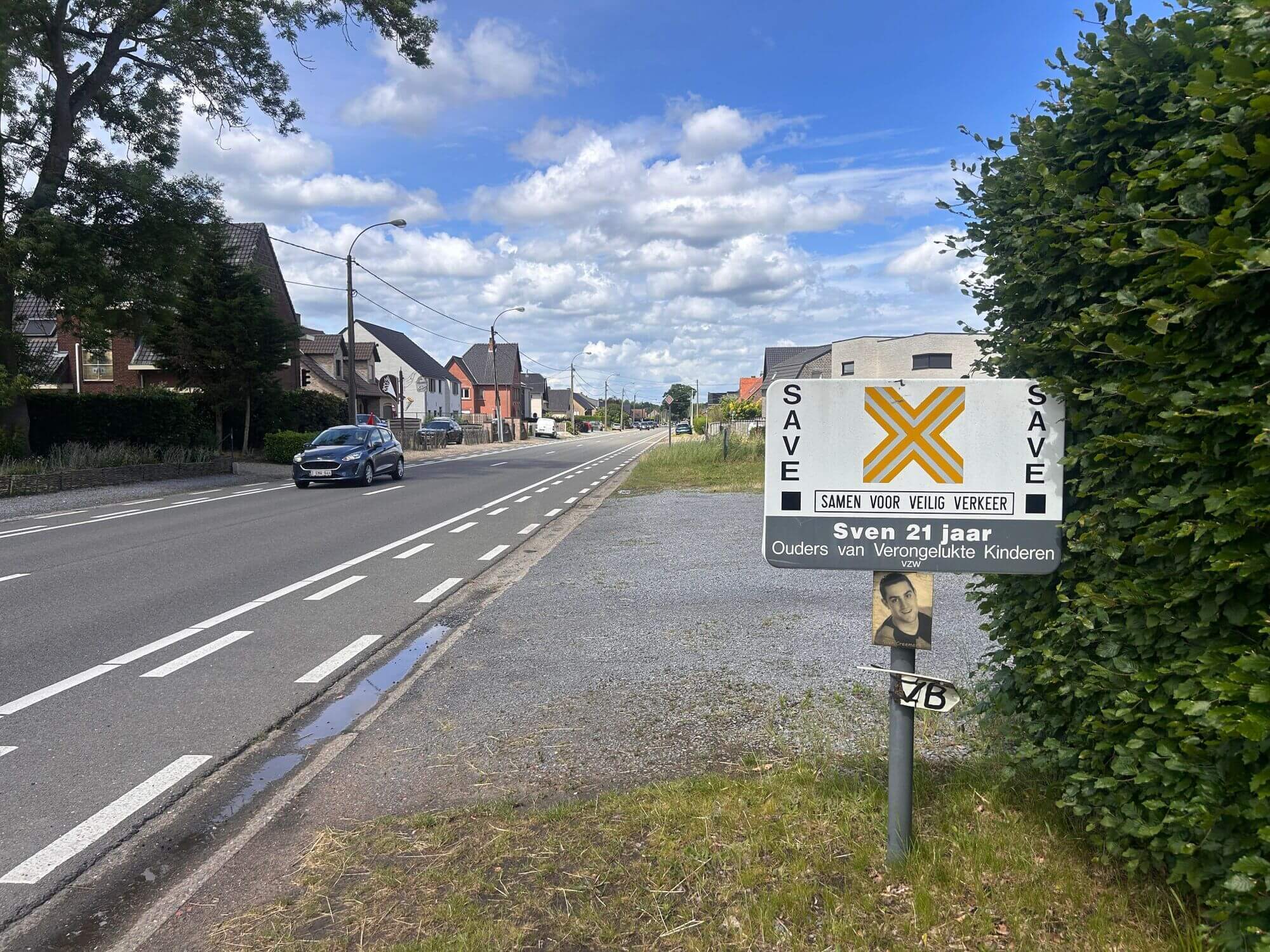 Op amper 10 meter van het dodelijk ongeval staat een Save-bord.