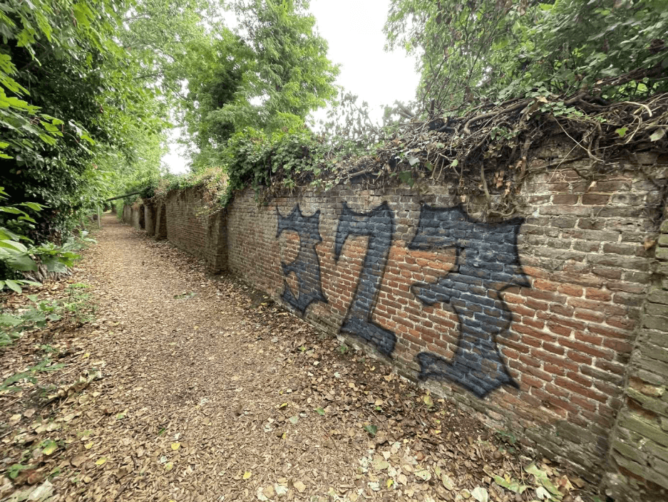 Bekladde muur Begijnhof (2).png
