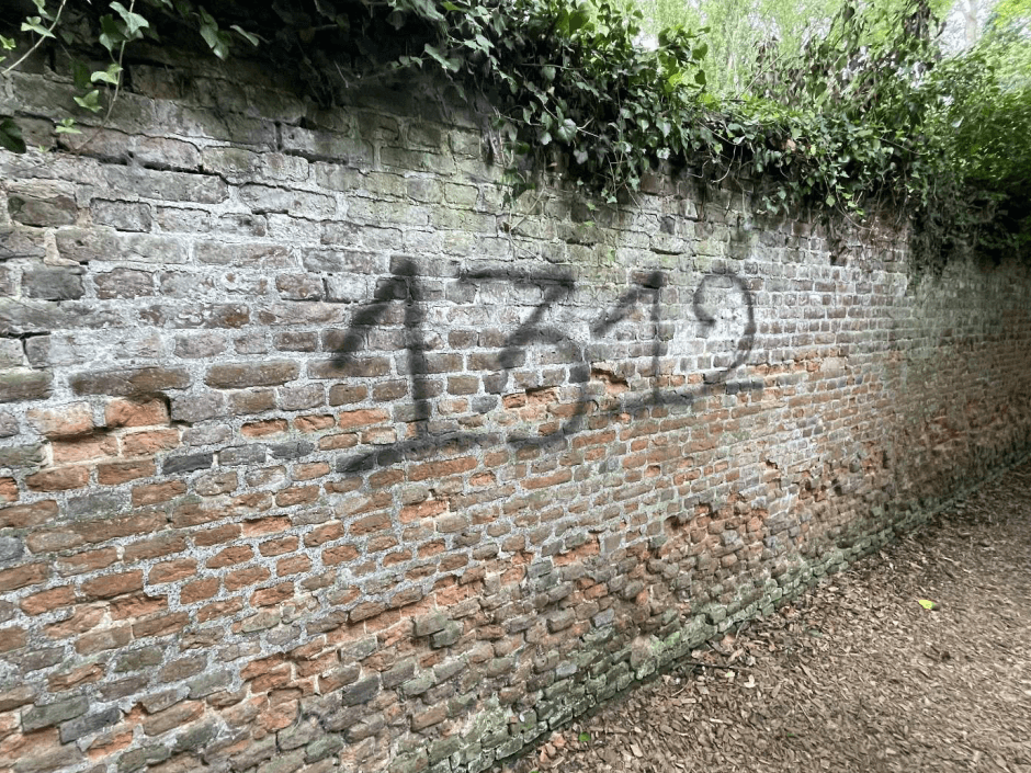 Bekladde muur Begijnhof (3).png